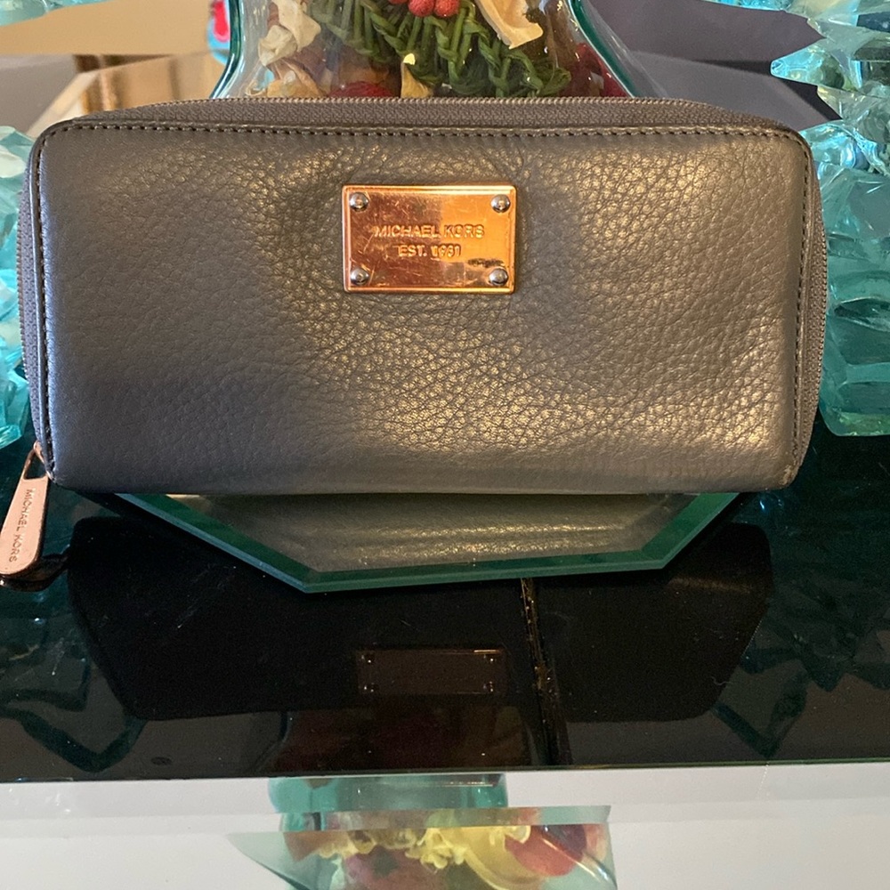 Michael Kors Zippy Wallet